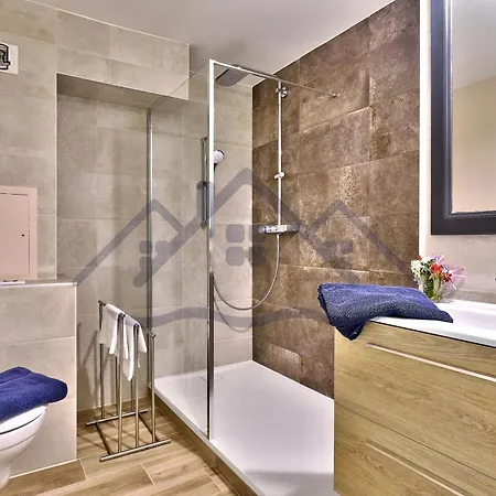 Localise - A05 - Plain-pied Avec Petite Vue Donnant Sur La Piscine Et Le Jardin - Grande Salle De Bain - Wifi Inclus - Draps Inclus - Animaux Bienvenus - Parking Gratuit