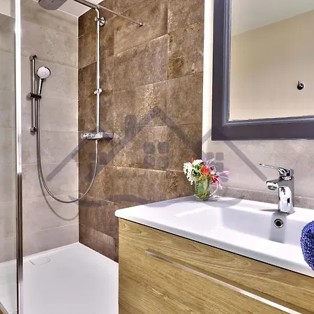 Localise A05: Vue Et Piscine Avec Wifi Et Parking Gratuit Apartment